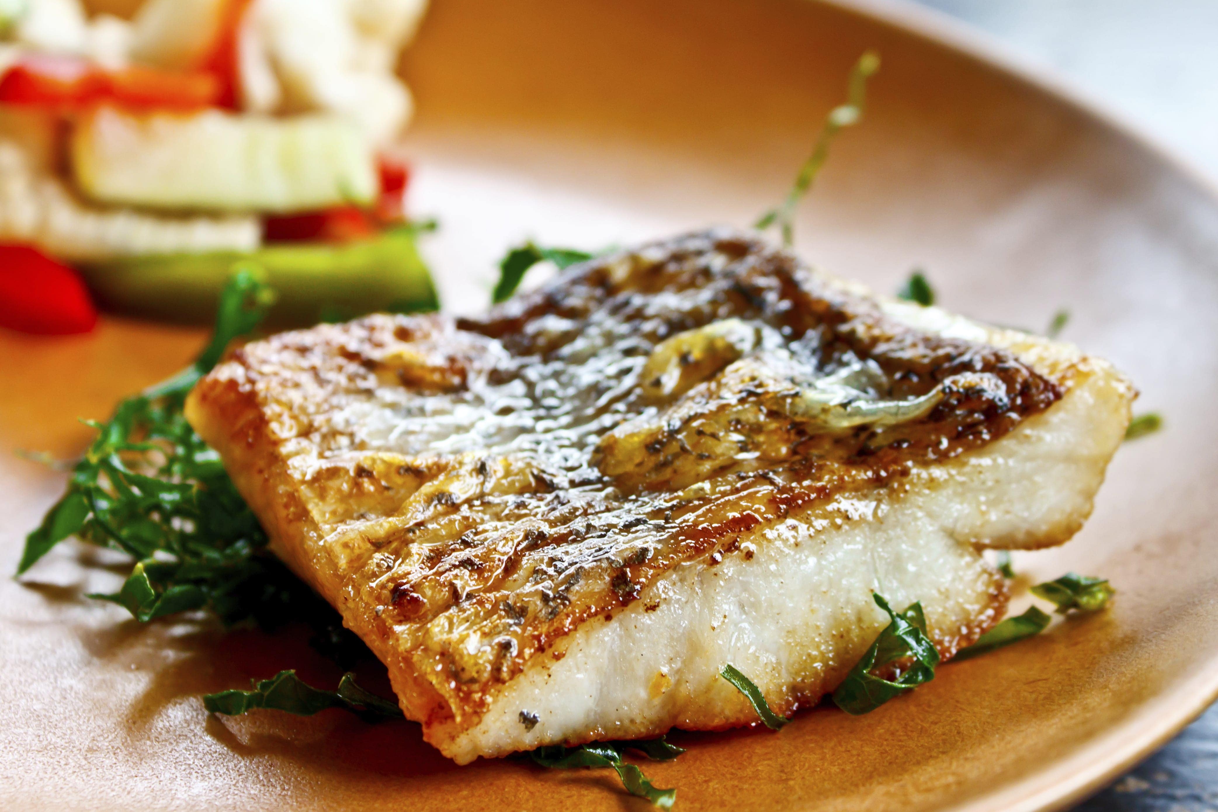 Рыба ала. Блюда из рыбы. Сиг жареный. Запеченная рыбка с зеленью. Зелень для рыбы.