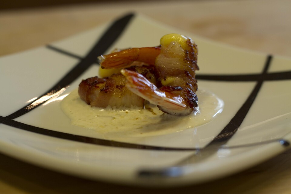 Camarones rellenos de queso y envueltos en tocino con crema de Jalapeño