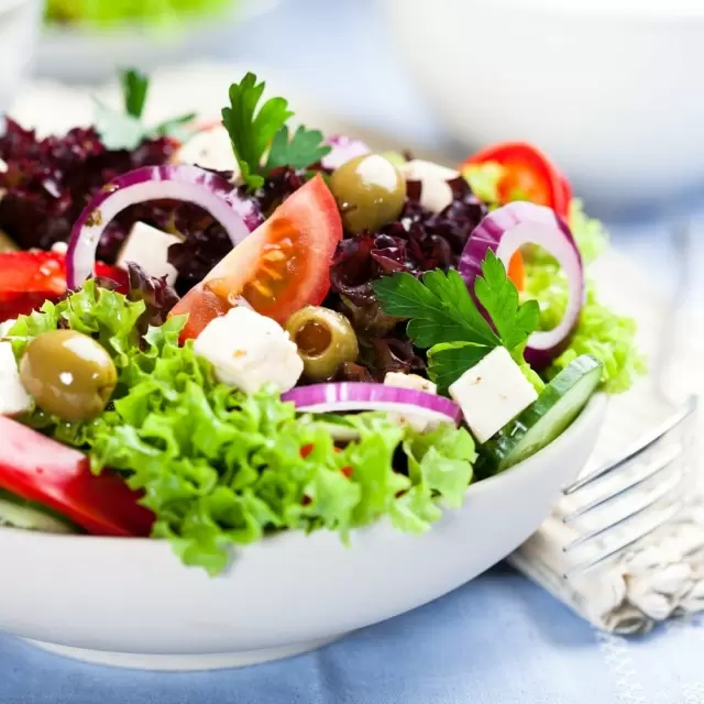 Ensalada de Pollo Mediterránea