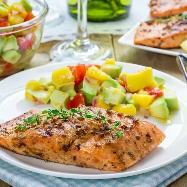 Salmon con Salsa de Mango y Cebollin