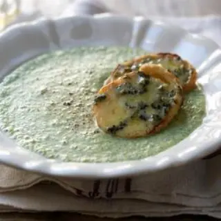 Sopa de Brócolis com Queijo Blue e Crotons