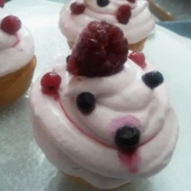 Lemon Cupcakes with Cream Cheese Frosting and Berries