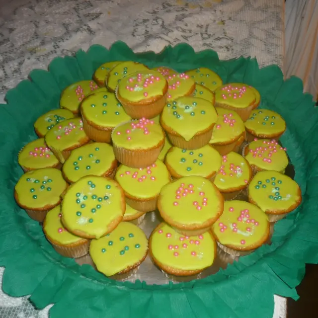 Vanilla Cupcakes with Lemon Glaze
