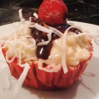 Cupcakes Tropicais de Baunilha Cobertos de Mousse de Coco