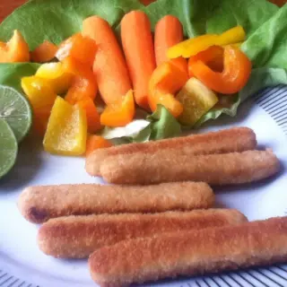 Dedinhos de Peixe com Salada de Pimentões