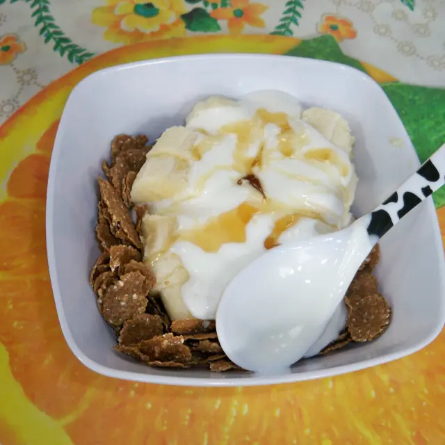 Cereal with Banana and Greek Yogurt