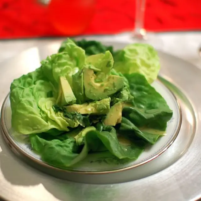 Lettuce Salad with Avocado and Lemon Dressing