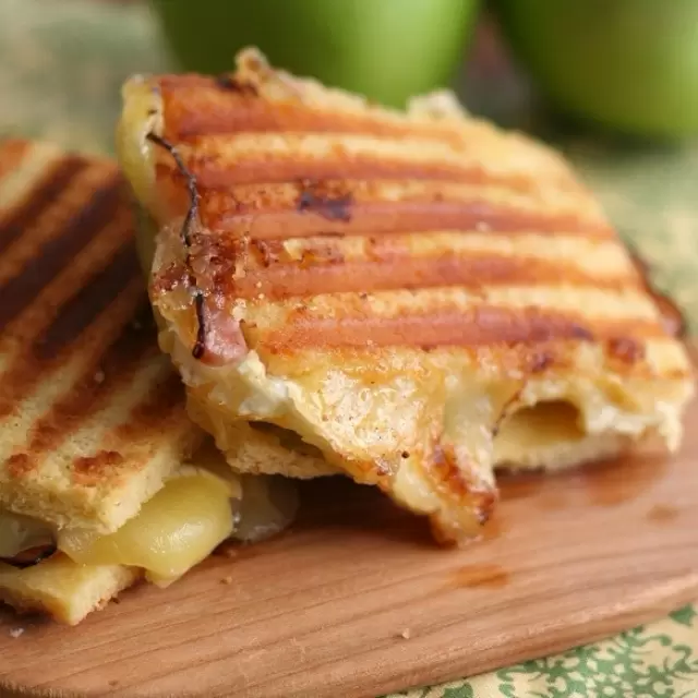 Panini de Queso Manchego y Manzana