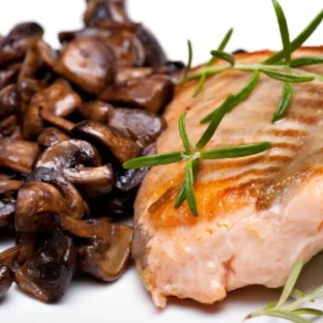 Salmão com Molho de Vinho e Cogumelos