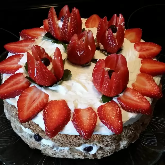 Mostachón con Crema y Fresas