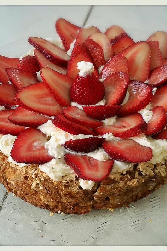 Mostachón con Crema y Fresas