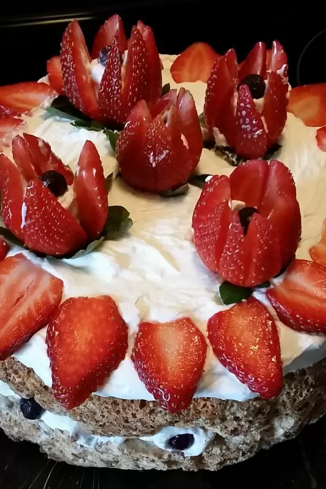 Mostachón con Crema y Fresas