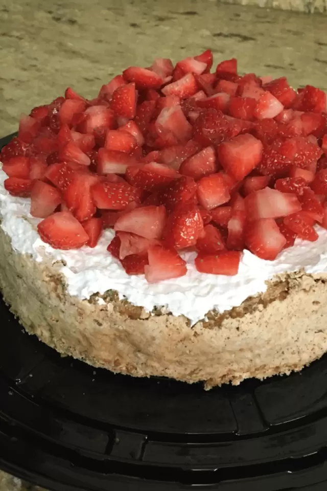 Mostachón con Crema y Fresas