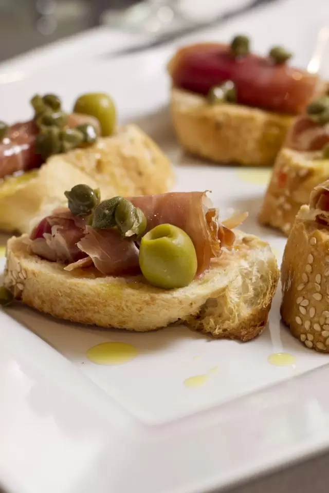 Tapas de Jamón Serrano y Aceitunas