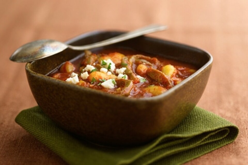 Sopa de nopales con pollo