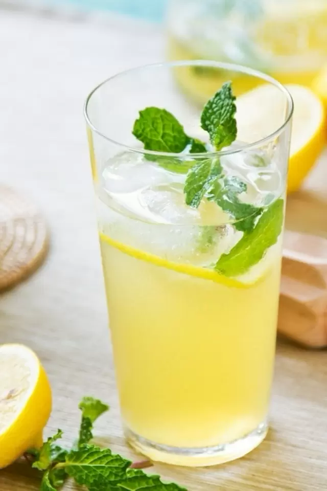 Agua fresca de limón con hierbabuena!