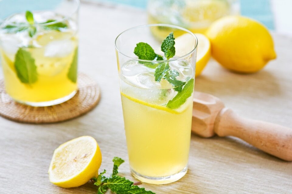 Agua Fresca de Limón y Hierbabuena
