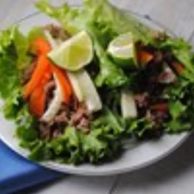 Lettuce Wraps with Meat and Guajillo in Oriental Style