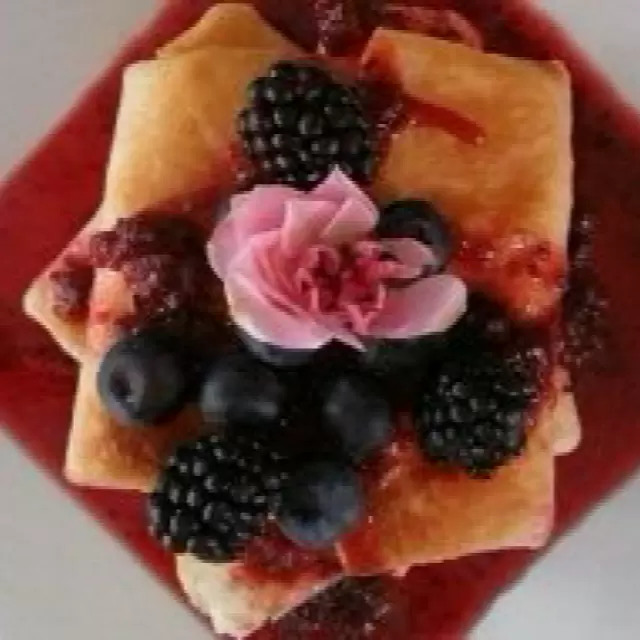 Blintzes con Salsa de Arandanos y Zarzamoras Frescas