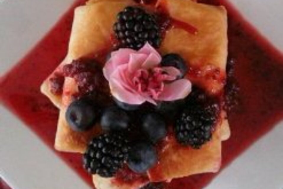 Blintzes con Salsa de Arandanos y Zarzamoras Frescas