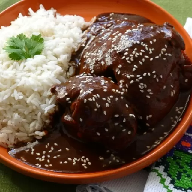 Pollo con Mole Negro en Olla de Presión