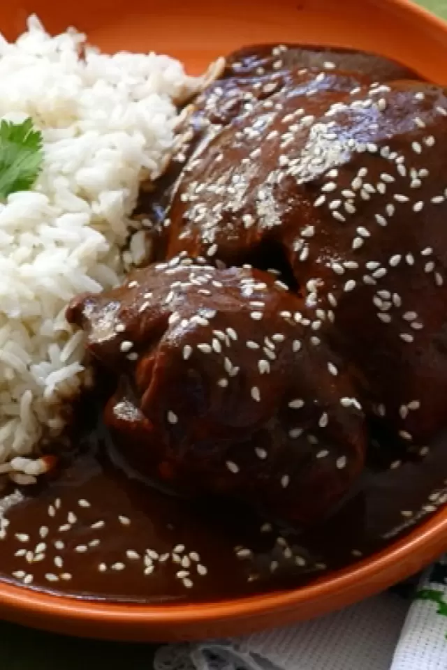 Pollo con Mole Negro en Olla de Presión