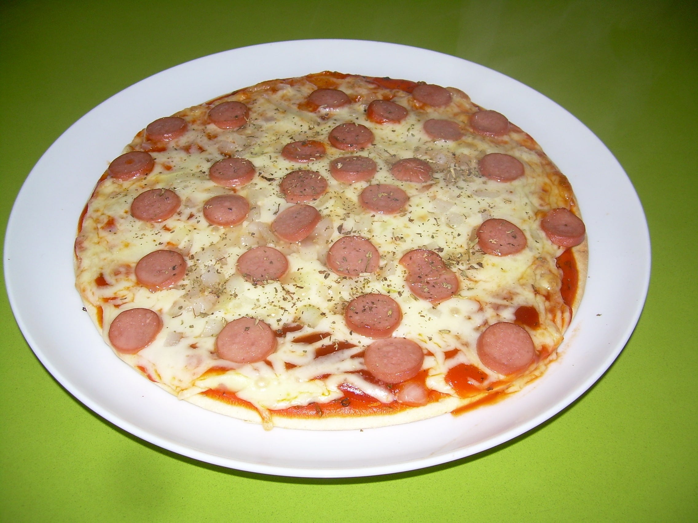 Pizza con queso y salchicha