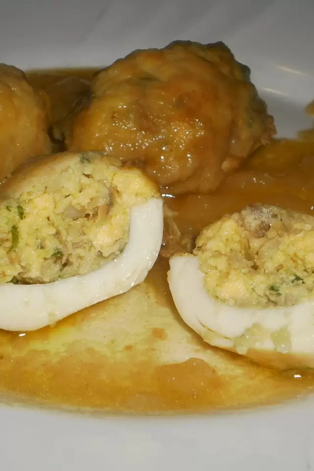 Huevos Rellenos en Salsa Verde