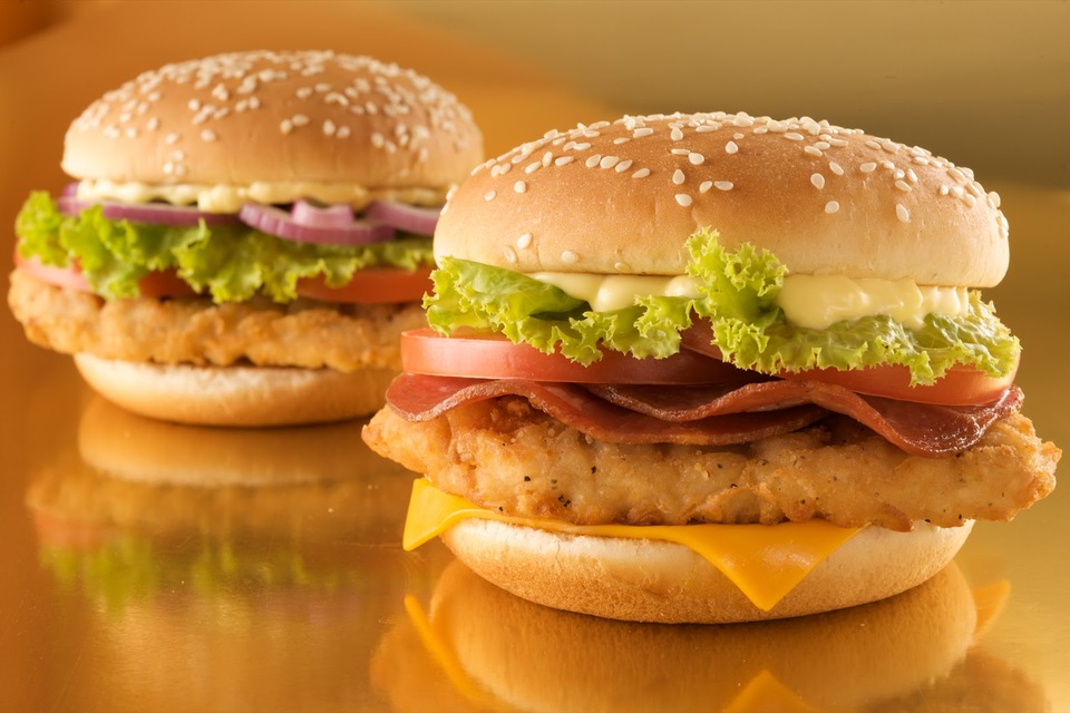 Hamburguesa de Pollo Empanizado con Tocino