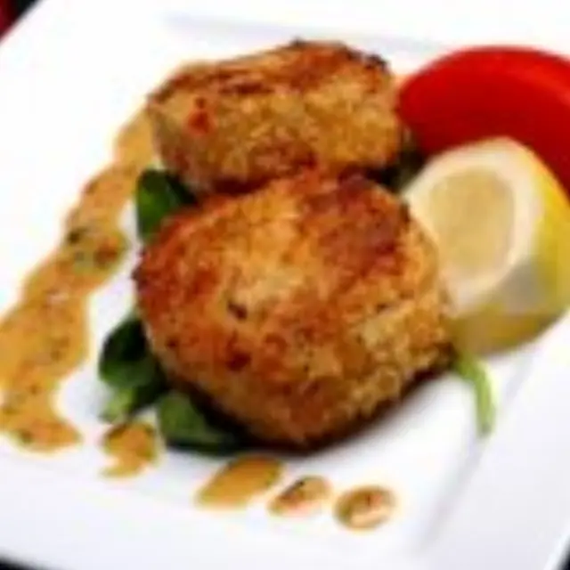 Bolinho de Caranguejo com Maionese de Pimentão