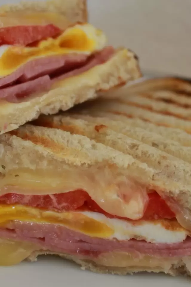 Panini de Jamón, Queso y Huevo