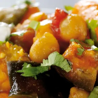 Grão-de-bico e Legumes Marroquinos com Molho de Iogurte