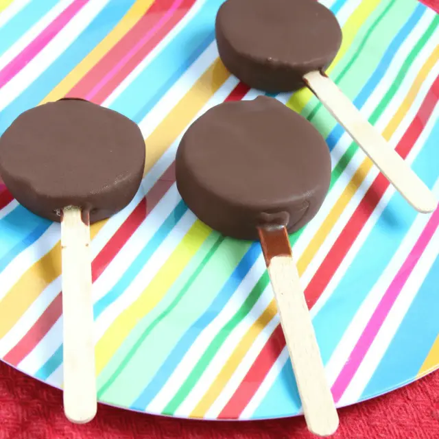 Kiwi Popsicles with Chocolate