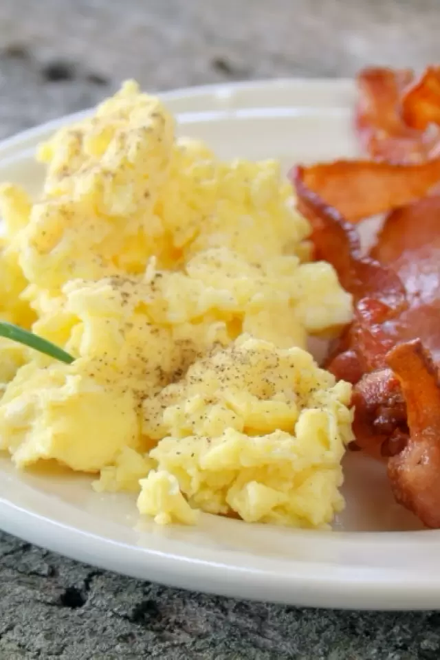 Scrambled eggs with bacon