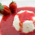 Gelatina de Iogurte Estilo Grego com Coulis de Morango