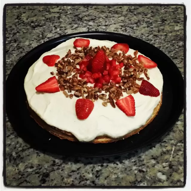 Pastel de Vainilla con Fresas y Crema Batida