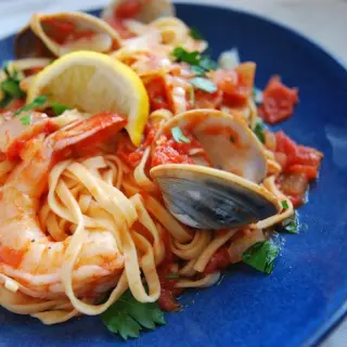Massa com Camarões e Mariscos