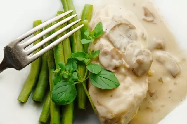 Pollo En Crema De Champinones