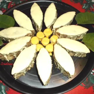 Poinsettia Cake with White Chocolate