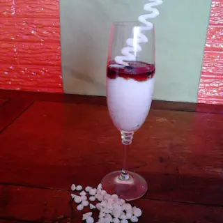 Mousse de Chocolate Branco e Vodka de Mirtilo