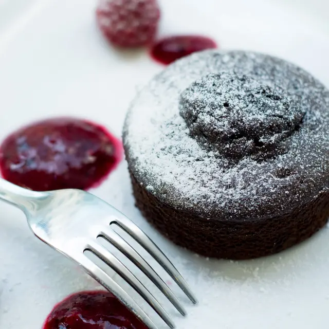 Fondant de Chocolate com Molho de Frutas Vermelhas