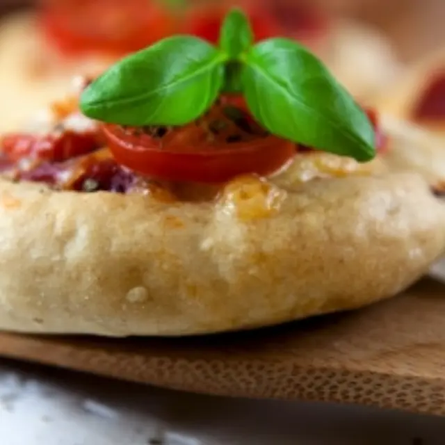 Mini Pizzas with Arugula and Peppers