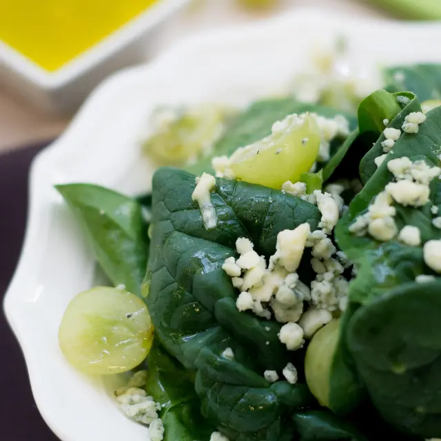 Salada de Espinafre com Gorgonzola e Uvas