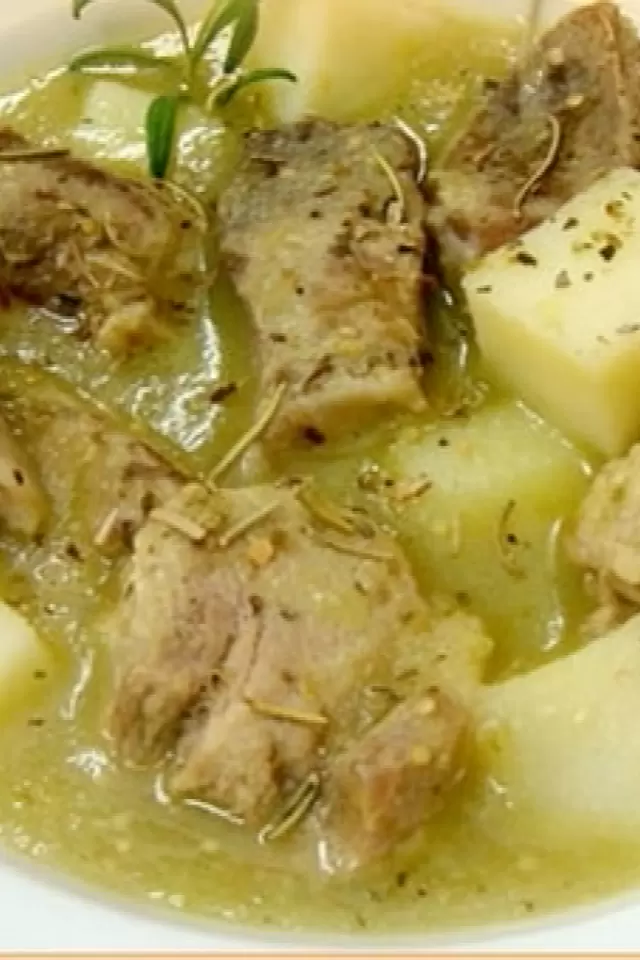 Cerdo en Salsa Verde con Papas