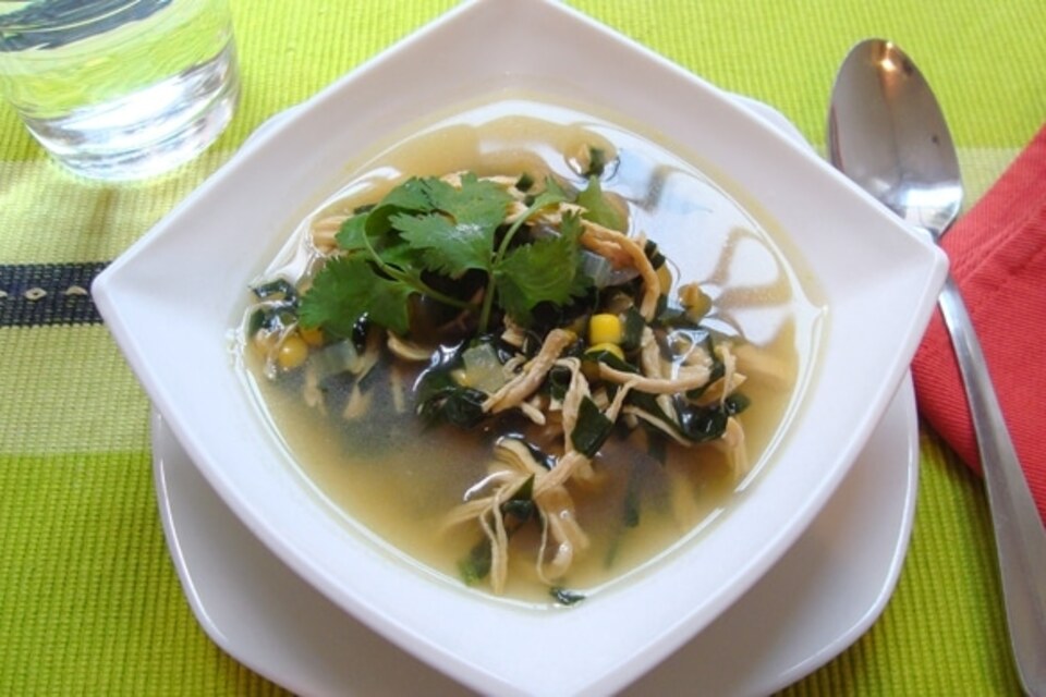 Caldo de Pollo con Espinacas y Elote