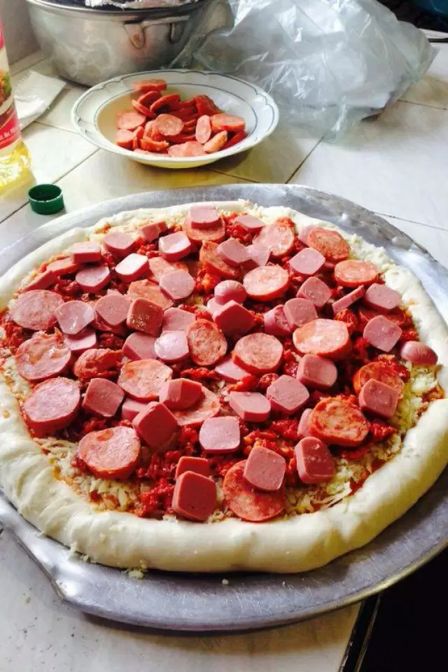 Pizza de Salchicha con Orilla de Queso