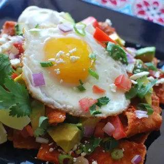 Chilaquiles Vermelhos com Ovo