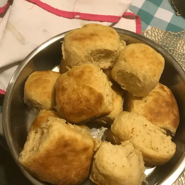 Bisquets con Pasitas y Mermelada