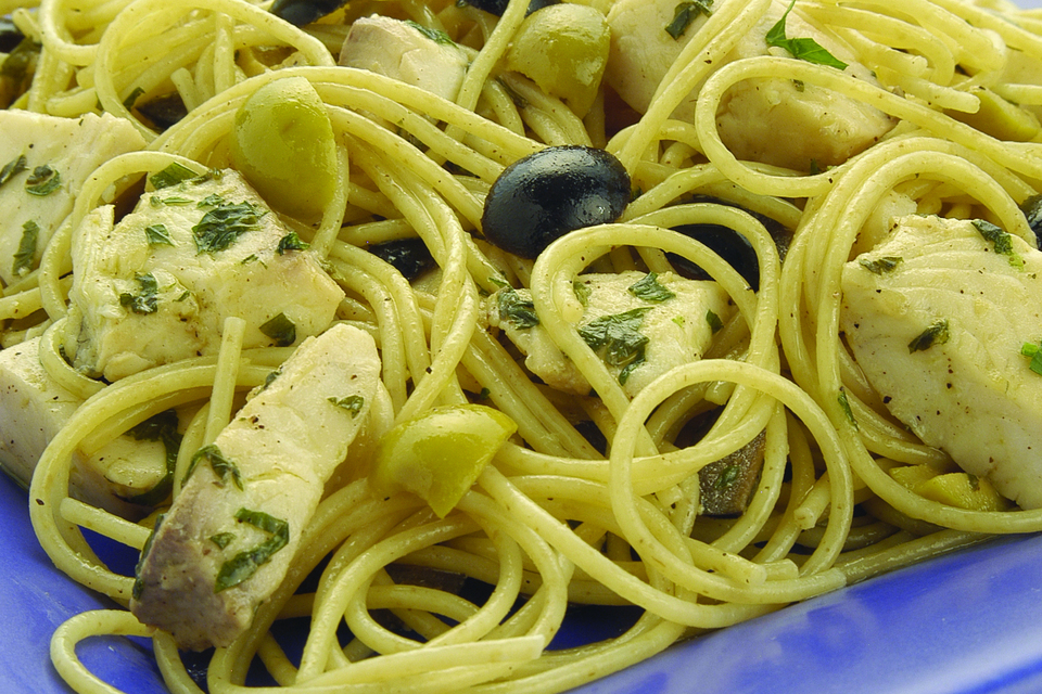 Spaghetti con Pescado y Vino Blanco