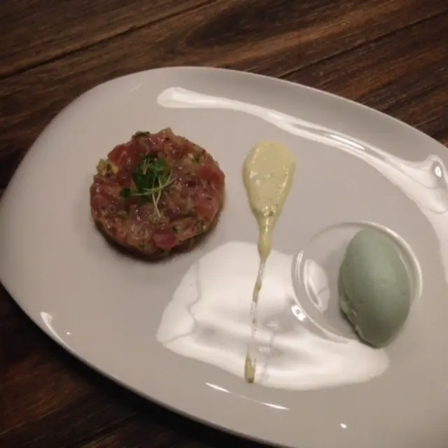 Tartar de Atum com Maionese de Picles e Curry com Sorvete de Maçã Verde